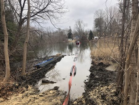 Um 40E limpa um lago em Connecticut.